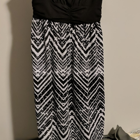 3/$20 🌸 Black and White Patterned Dress - Picture 2 of 4